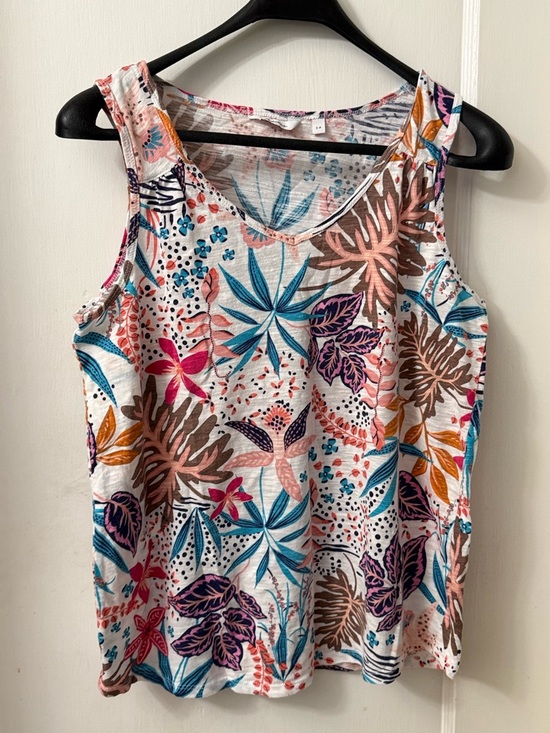 Reitmans Tops - REITMAN’S FLORAL LEAF PATTERN TANK TOP